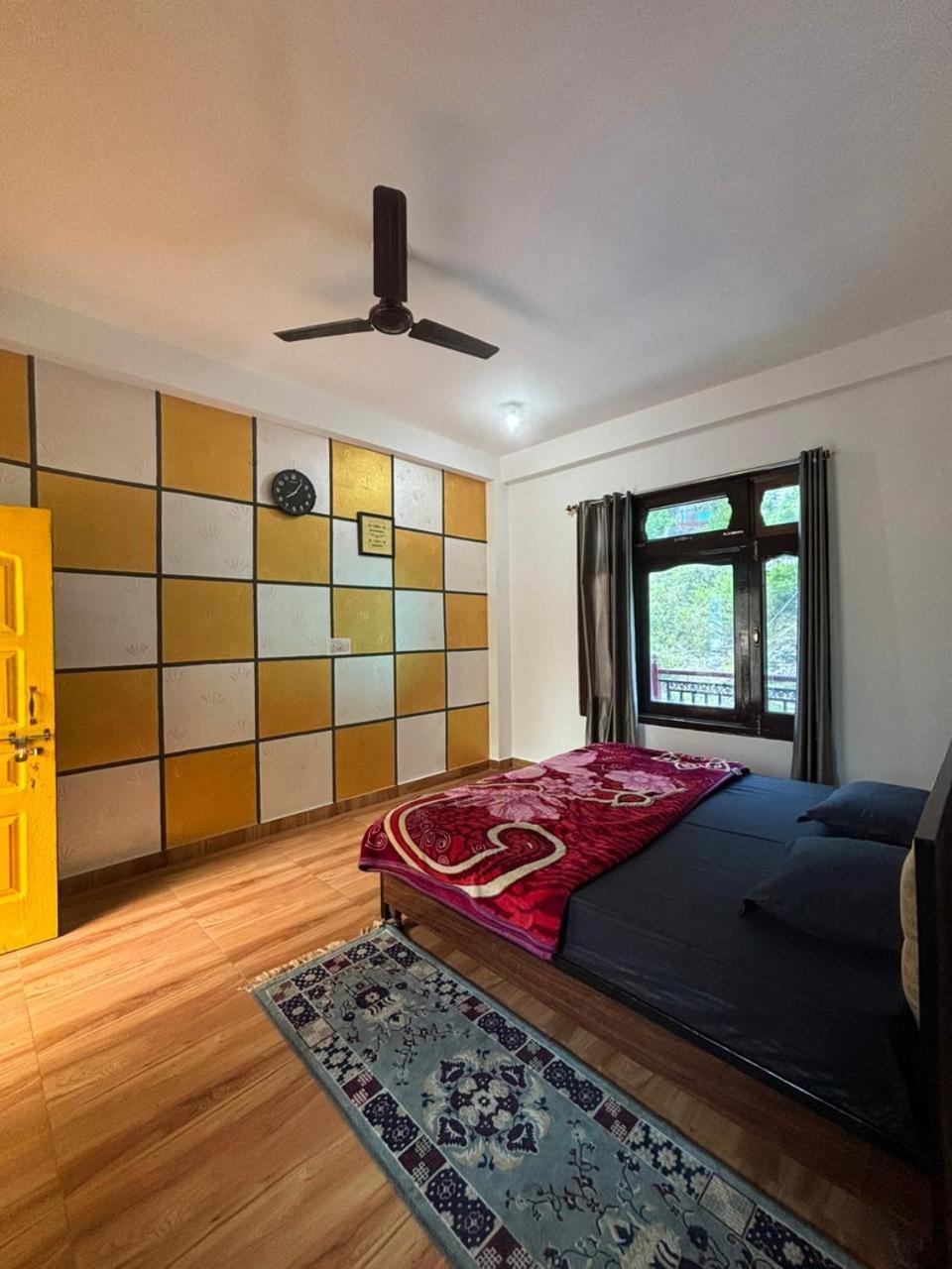 Pahadirovers Homestay & Cafe Kasol Buitenkant foto