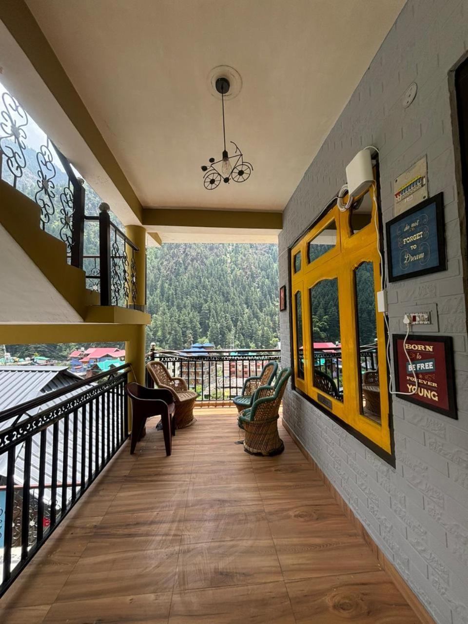 Pahadirovers Homestay & Cafe Kasol Buitenkant foto