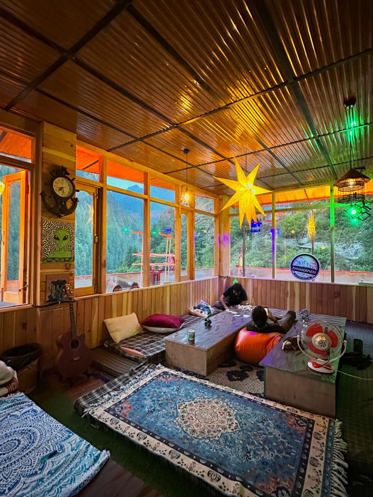 Pahadirovers Homestay & Cafe Kasol Buitenkant foto