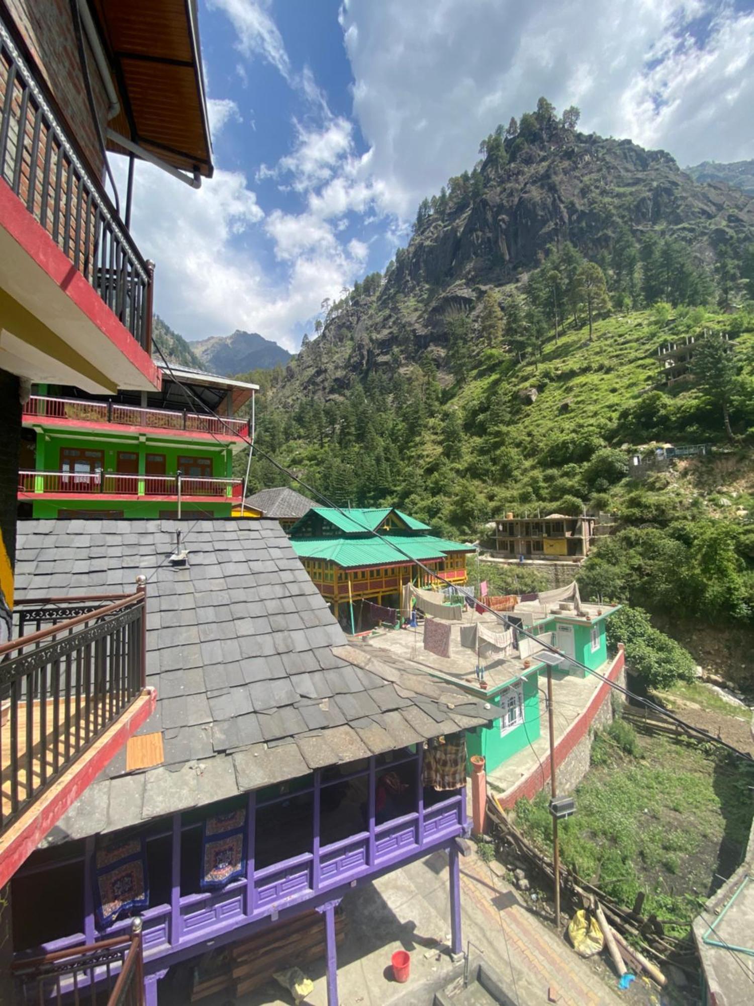Pahadirovers Homestay & Cafe Kasol Buitenkant foto