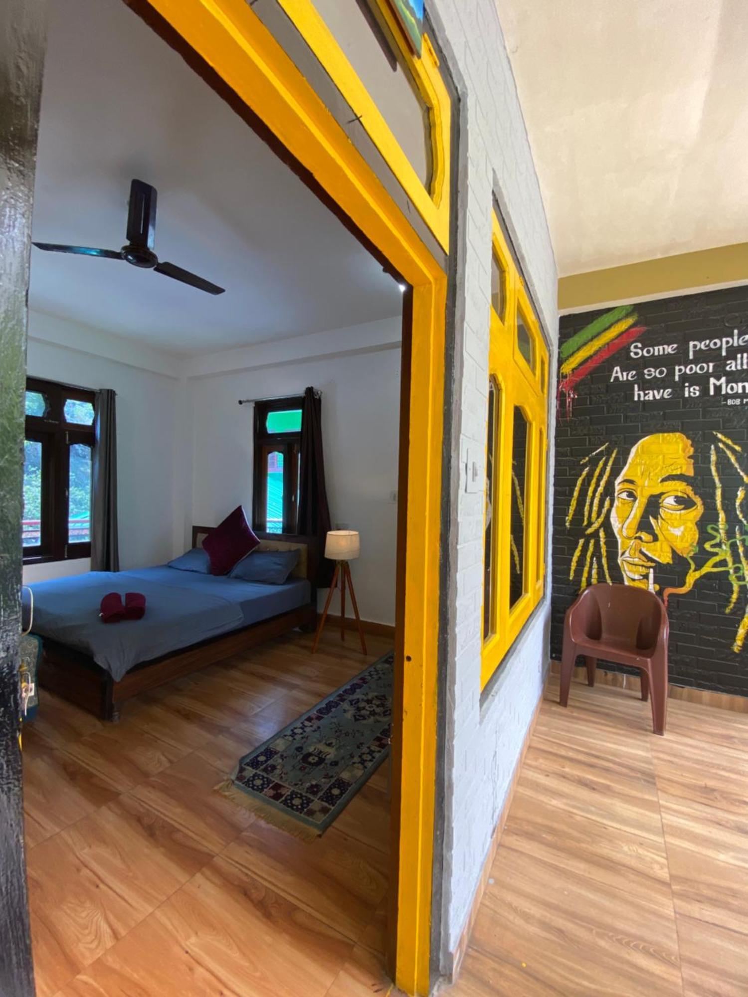 Pahadirovers Homestay & Cafe Kasol Buitenkant foto