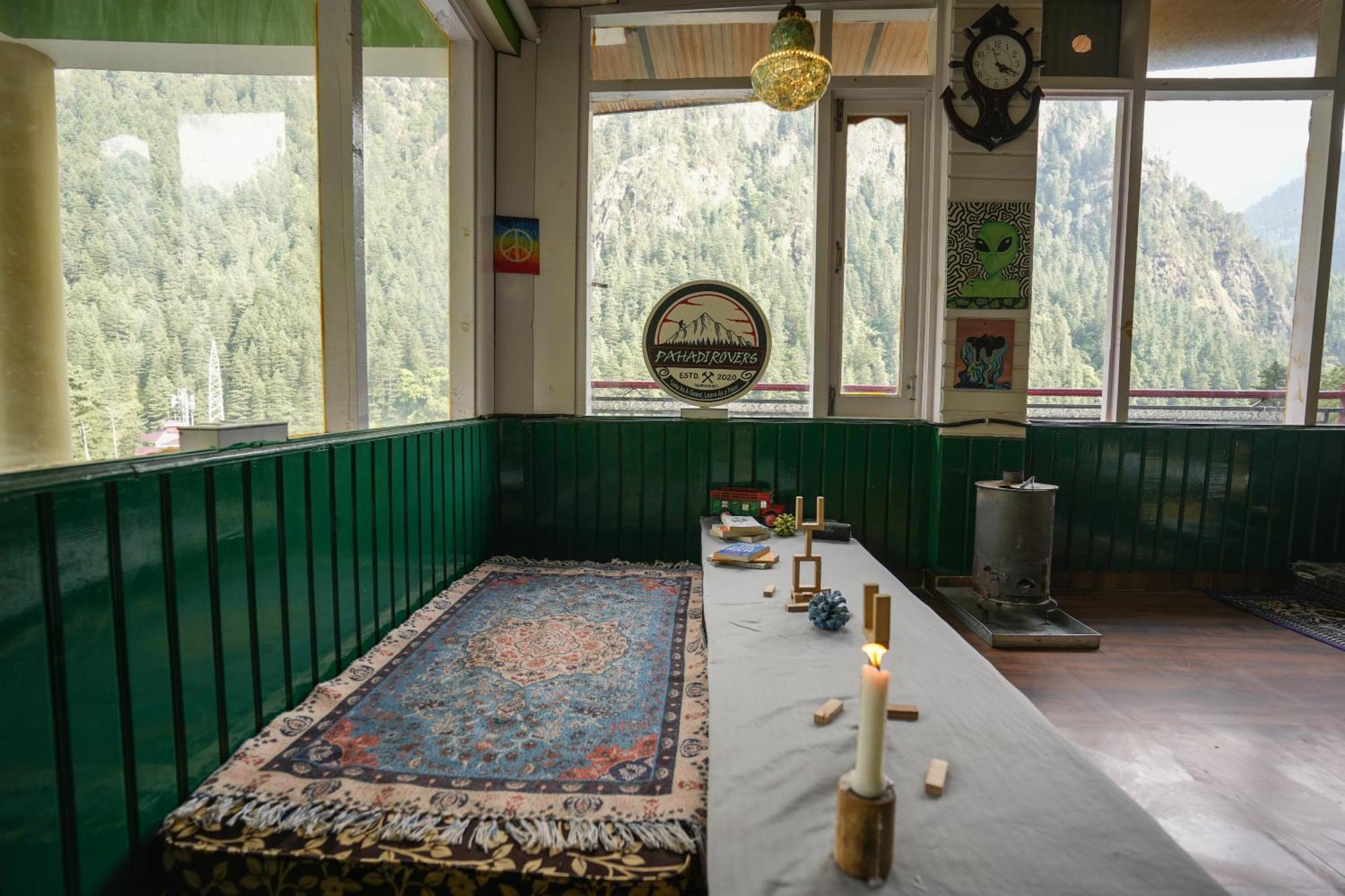 Pahadirovers Homestay & Cafe Kasol Buitenkant foto