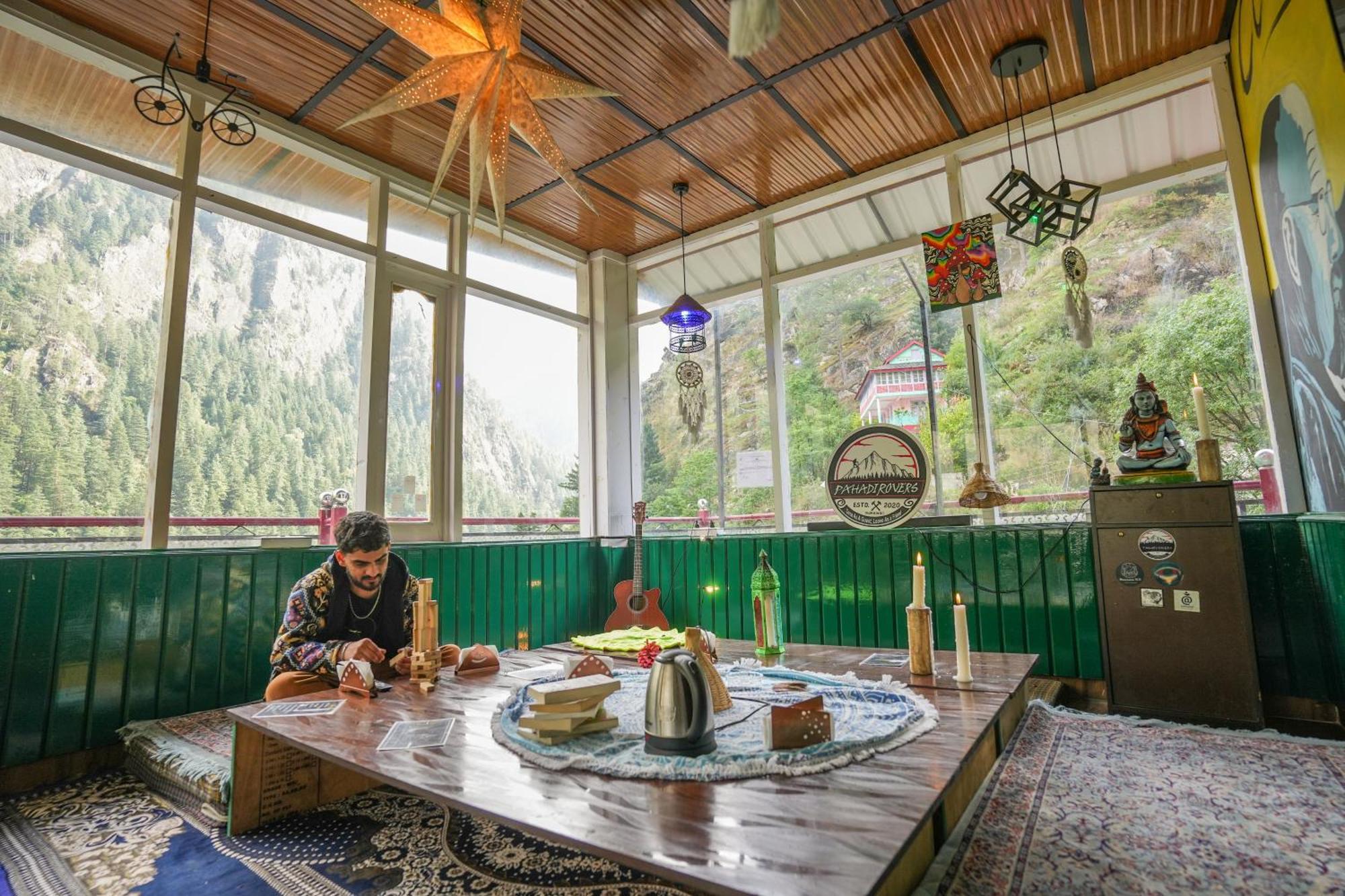 Pahadirovers Homestay & Cafe Kasol Buitenkant foto